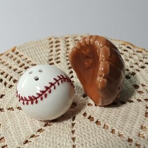 Crackle Barrel White and Red Outdoor Baseball Salt And Pepper Figurines